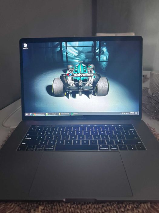 MacBook Pro Touchbar, i9, 16gb Ram