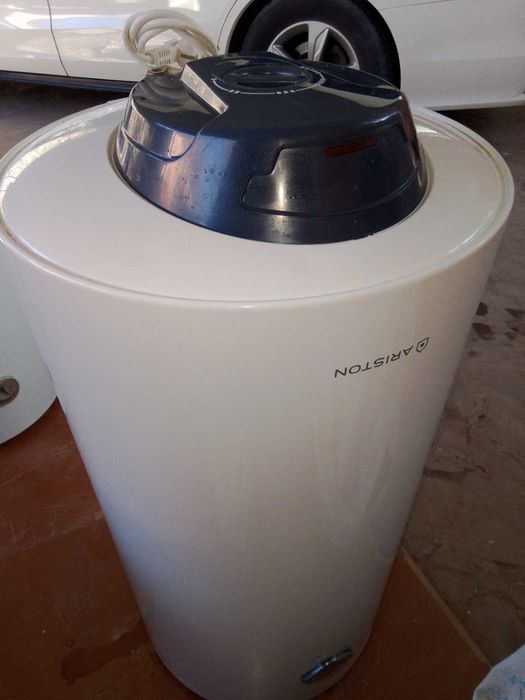 Продаётся-водонагреватель-Аристон в отличном-рабочем-состоянии;