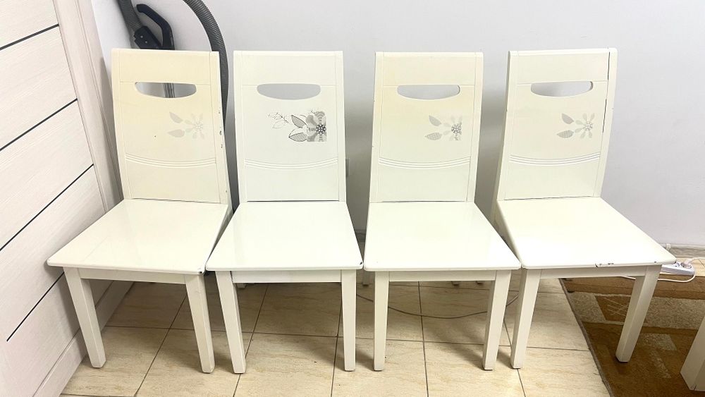 Продается кухонный стол со стульями