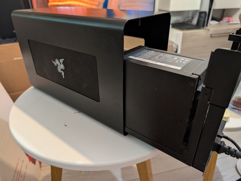 Carcasă Razer defecta , cu sursă - nu pornește, pentru piese
