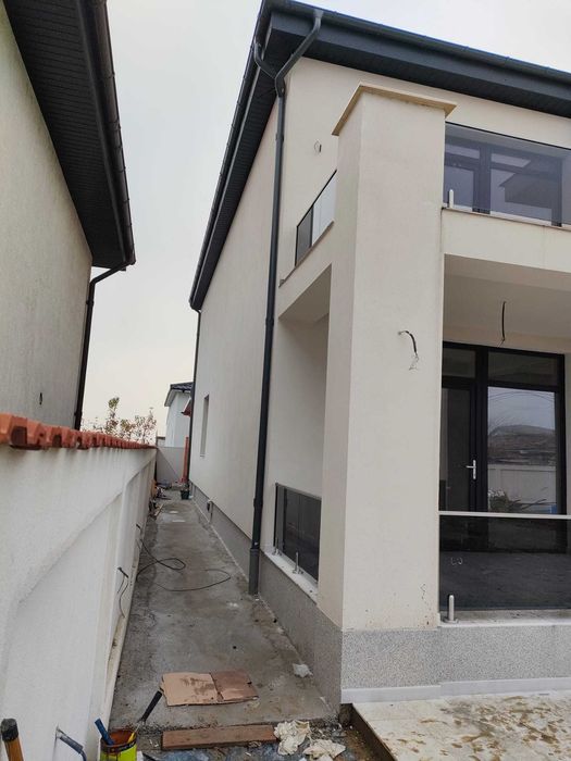 Balustradele din sticlă cu profil de aluminiu