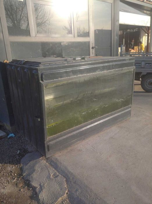 Аквариумы для торговли рыбой.