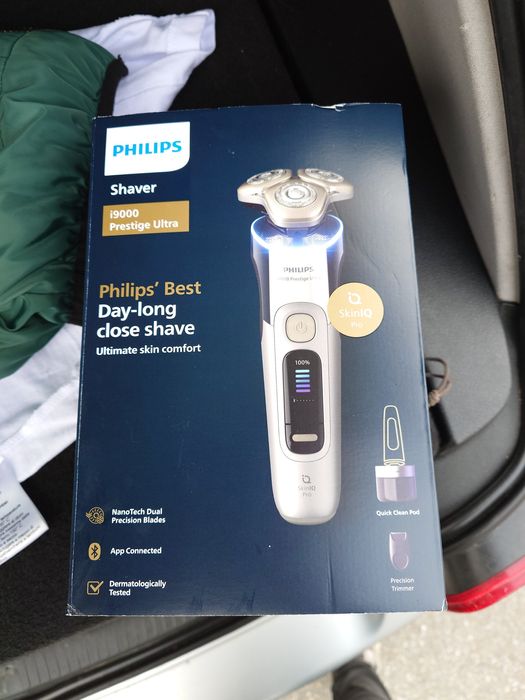 Aparat electric de barbierit PHILIPS i9000