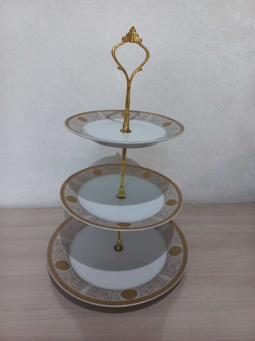 Фарфоровая этажерка конфетница