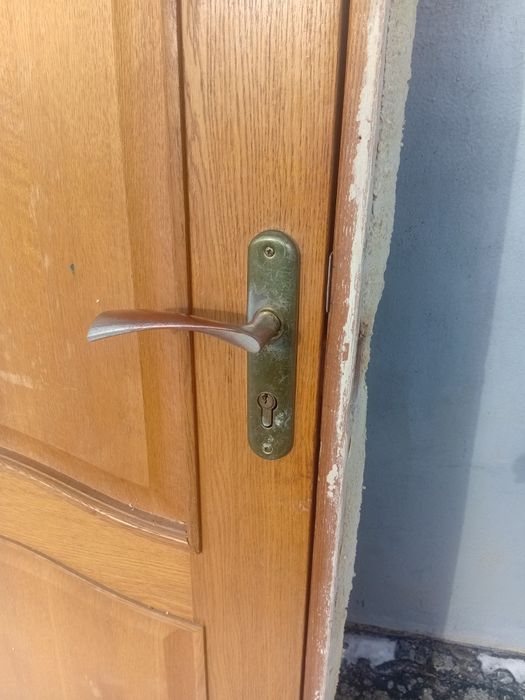 Дверь деревянная входная