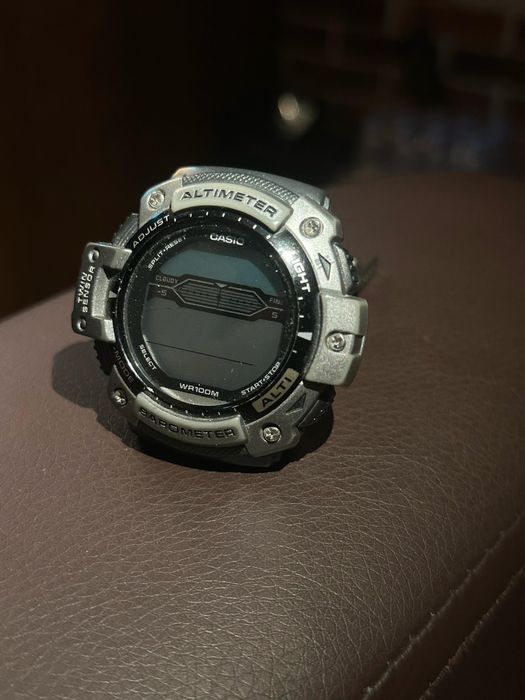 Продаю часы Casio с альтиметром и барометром