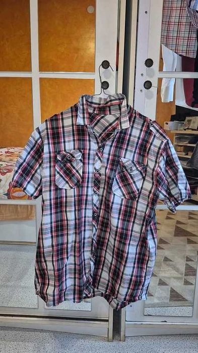 Cămașă bărbătească carouri gri, negru, alb și roșu – mărime L (41/42)