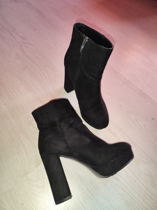 Черни велурени боти на ток