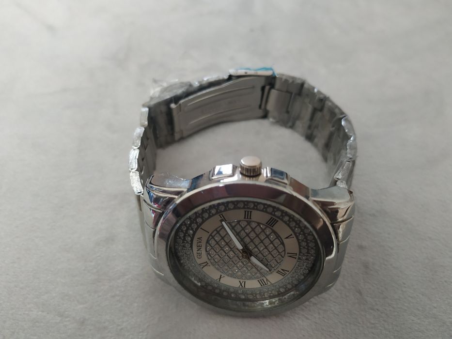 Сребрист дамски часовник - нов