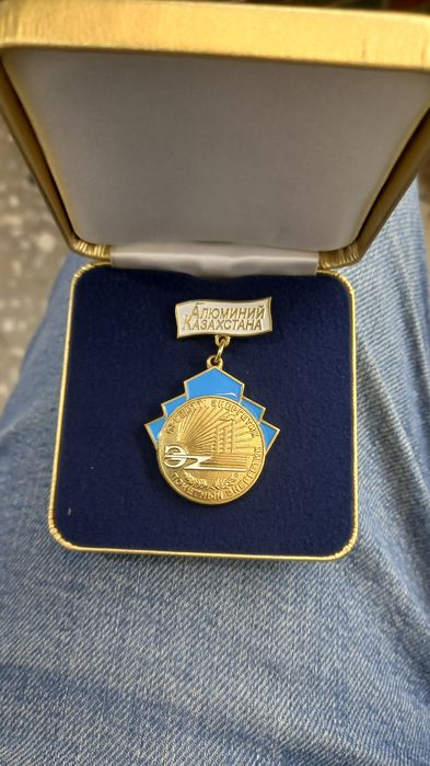 Продам знаки Кмд новые серебро