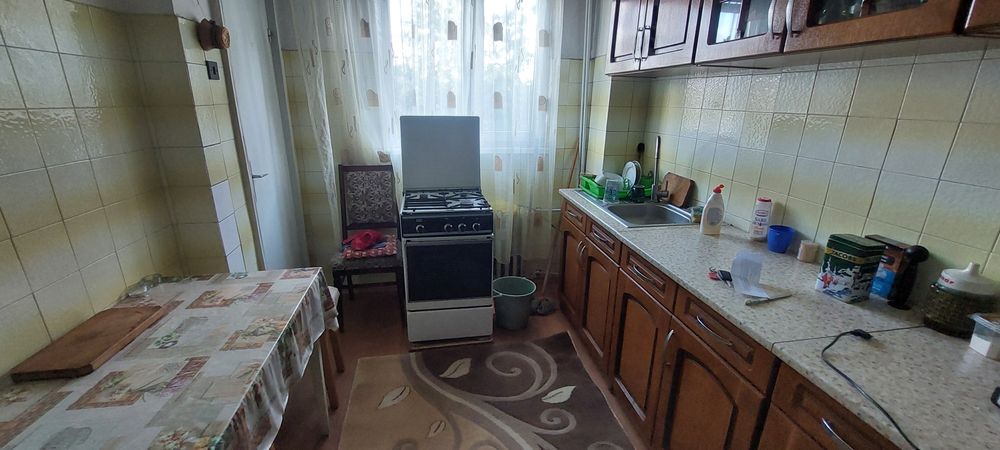 Închiriez apartament cu 3 camere