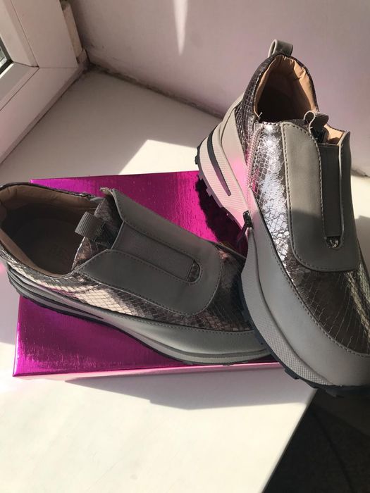 Кроссовки женские