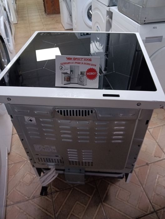 Чисто нова свободно стояща печка с индукционни котлони Електролукс Elektrolux с 2 години Гаранция!