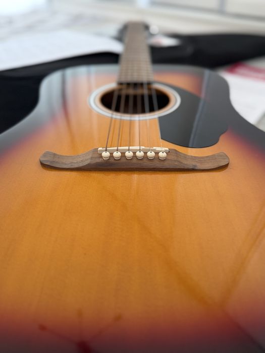Акустическая Гитара Fender с набором аксессуаров.