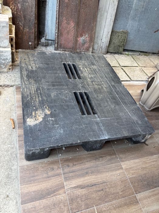 Пластмасови масивни палети в много добро състояние