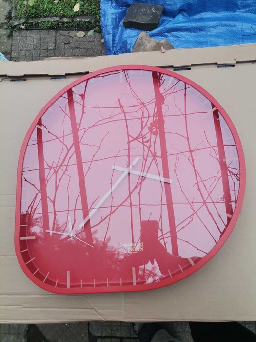 Стенен часовник с два циферблата