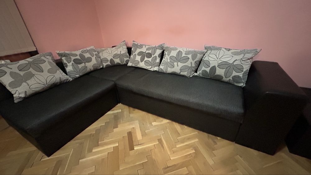 Ъглов диван и холна маса