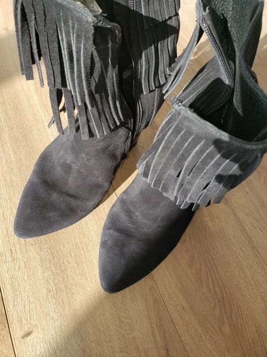 Botine ,cizme marimea 39, piele intoarsa.