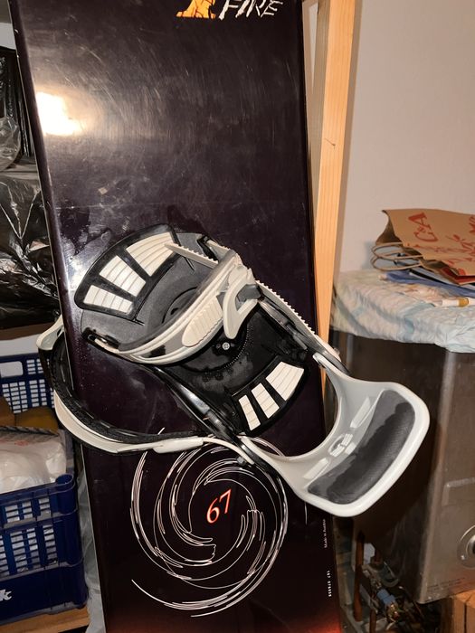 Placă snowboard cu legături model cu dragon și foc