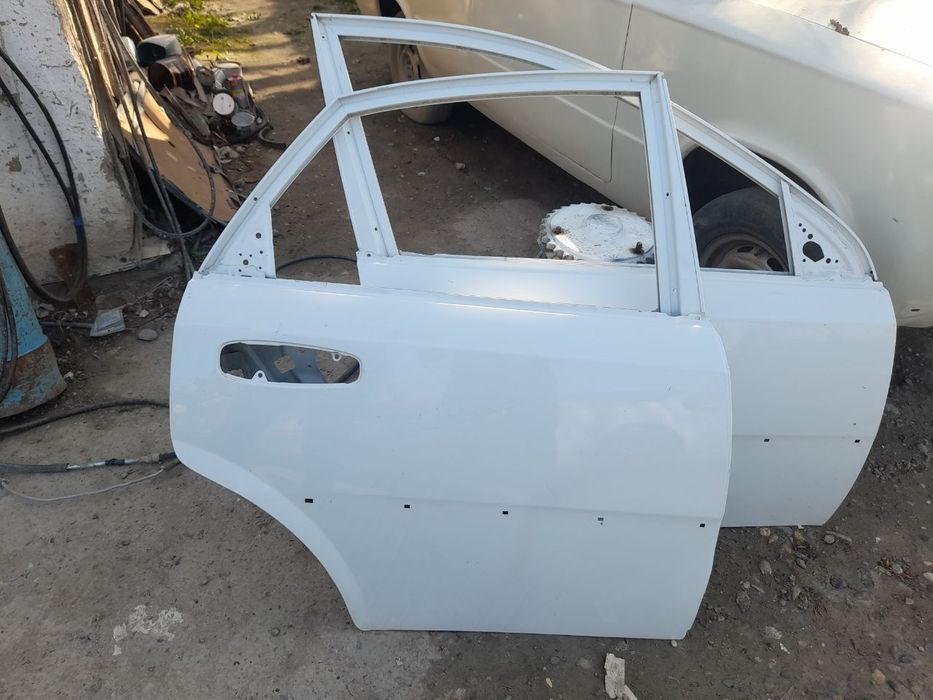 Jentra oldi orqa pasajer tamon