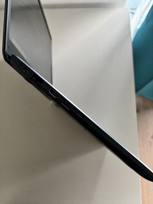 Asus Vivobook 15•Ryzen 5• 8gb ram• 15” infinity edge• SSD