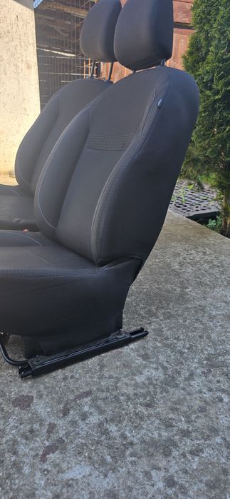 Vând scaune Logan 2