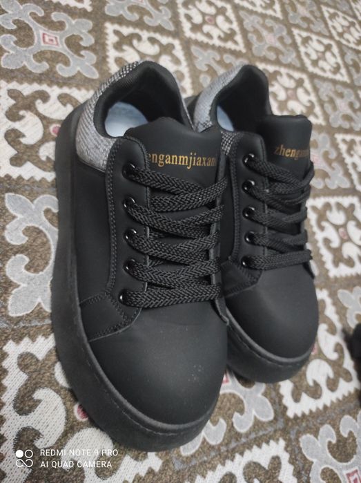 Кроссовка сатылады