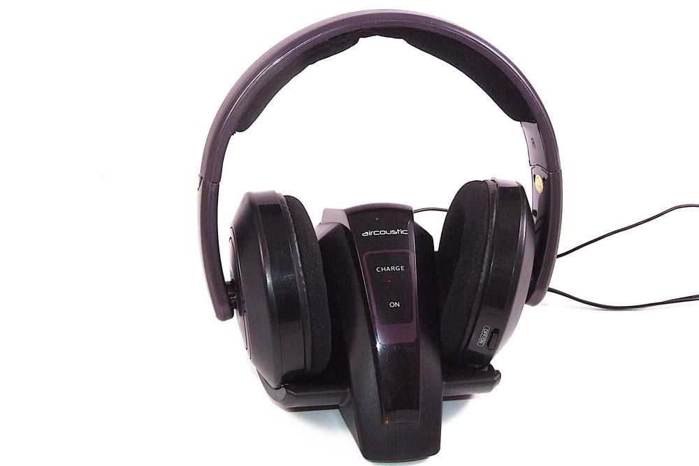 Casti fara fir VIVANCO Aircoustic cu statia de incarcare inclusa: auto-tuning, balans si volum, NOI