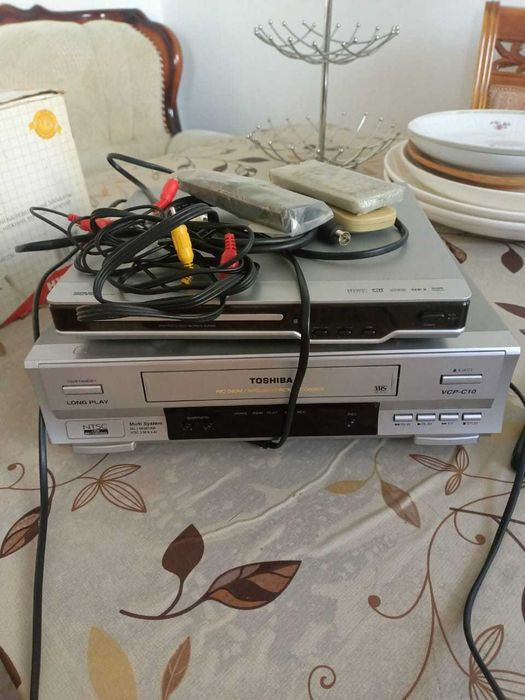 Видеомагнитофон Toshiba (ВИДИК) и DVD плеер в хорошем состоянии.