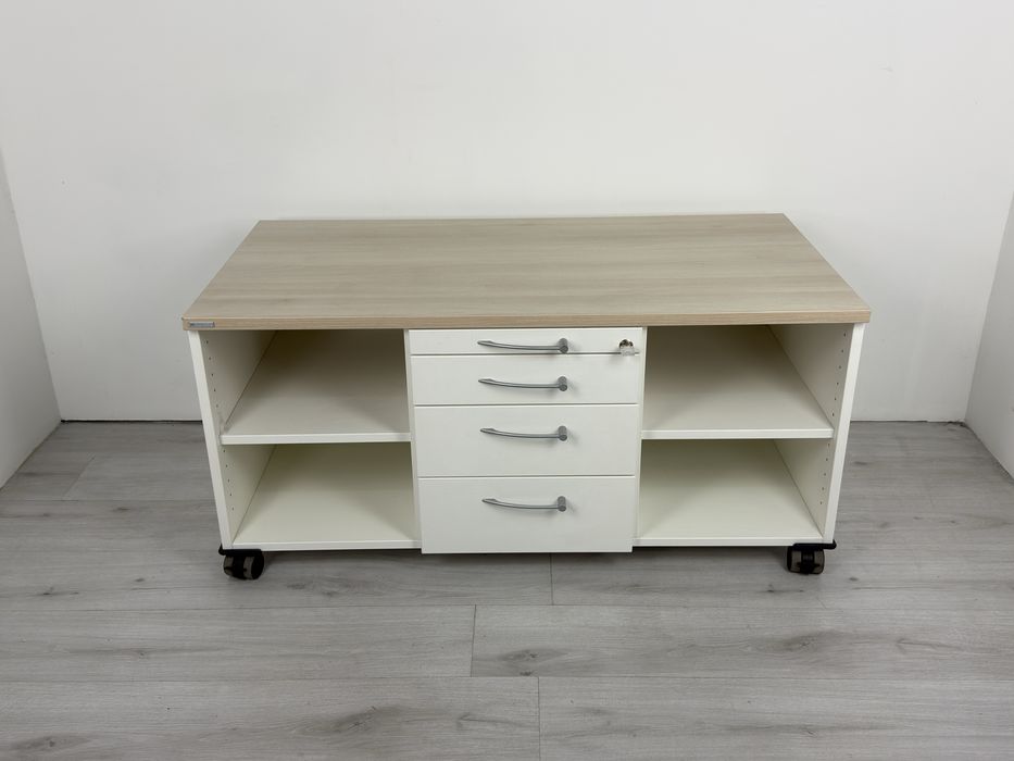 телевизионен шкаф с четири чекмеджета и колелца за лесно местене.