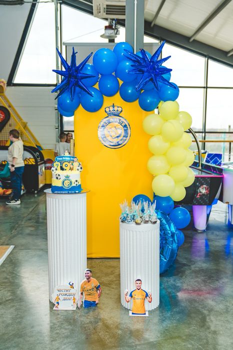 Украса,арка и две маси под наем