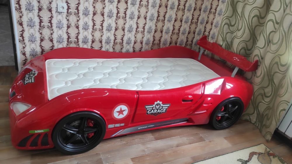 Детская кровать-автомобиль