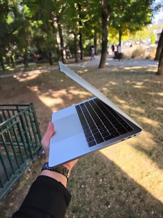 MacBook Pro 13" (2017) • Intel Core i5 3.1 GHz • 8GB RAM • Ecran Retina / Touch Bar