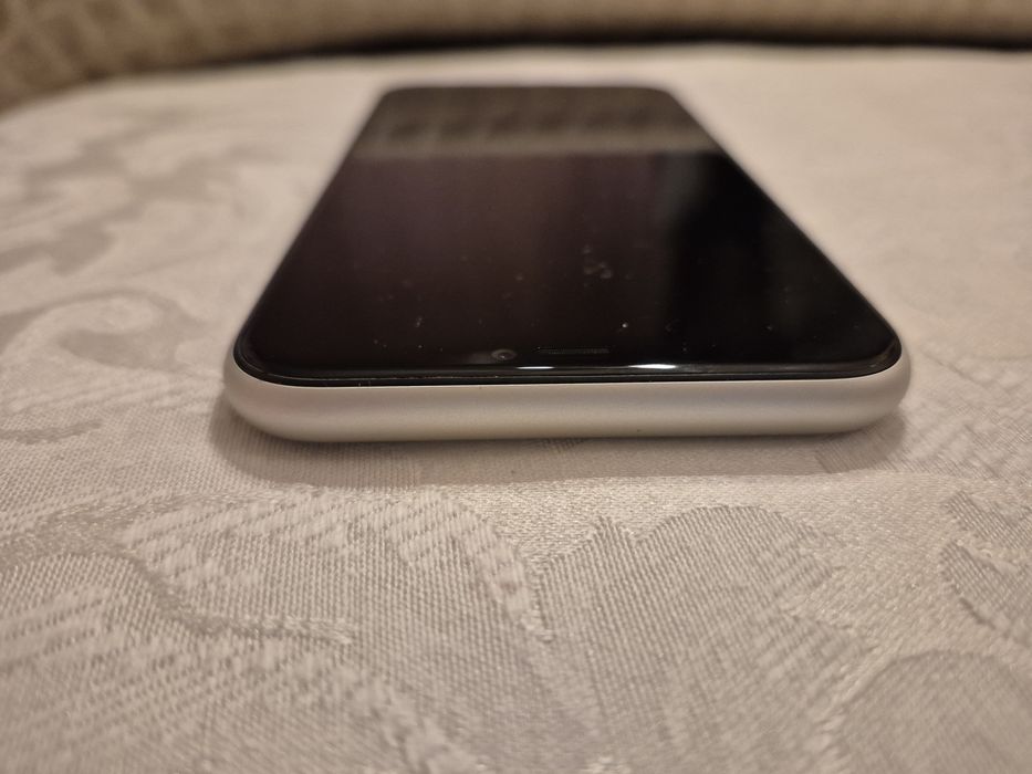 iPhone 11 64 GB Бял + JBL Vibe Buds
