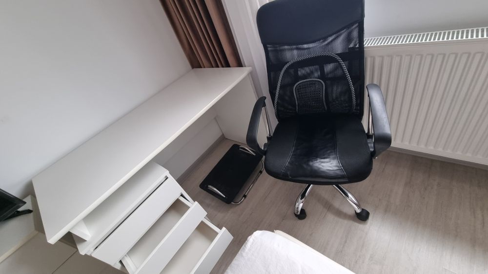 Birou Ikea Alb set cu scaun si suport de picioare folosit in stare bun