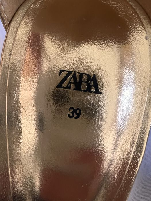 Златни сандали ZARA