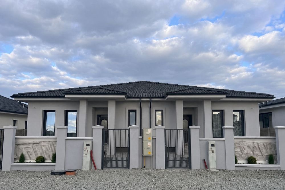 Proprietar. Langa Lidl. Toate utilitatile inclusiv  asfalt. Ambele unitati disponibile