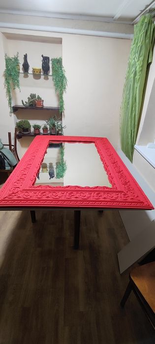 Зеркало в красной раме. Kizil rama bilan oyna