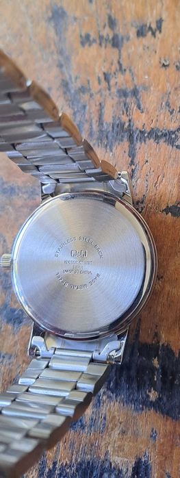 часовник Q&Q позлатен и сребрист кварцов с каишка неръждаема стомана