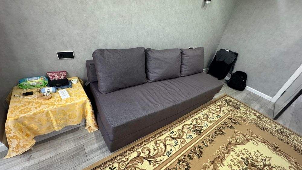 Бескаркасный диван