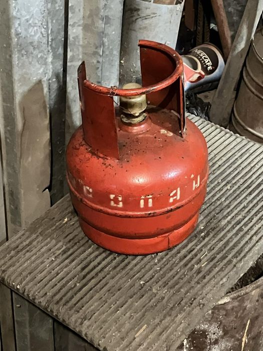 4 броя газови бутилки