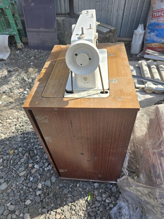 Аяқпен жұмыс істейтін тігін машинасы