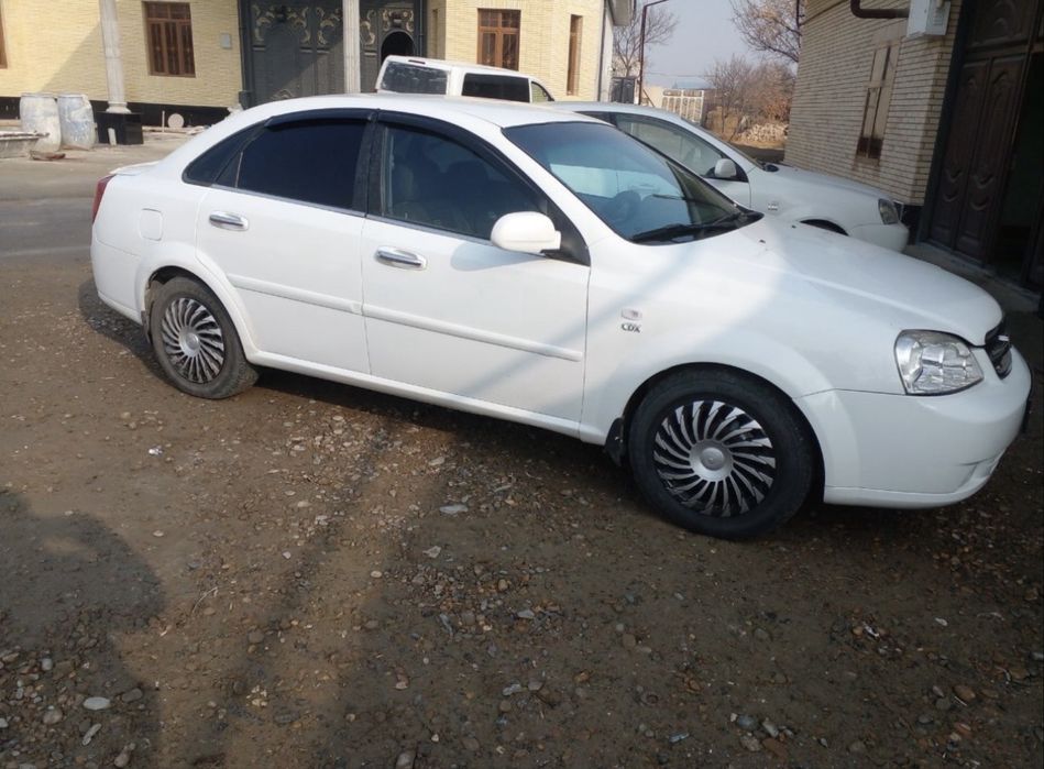 Lasetti 1.8 sotiladi yoki abmen metani bor