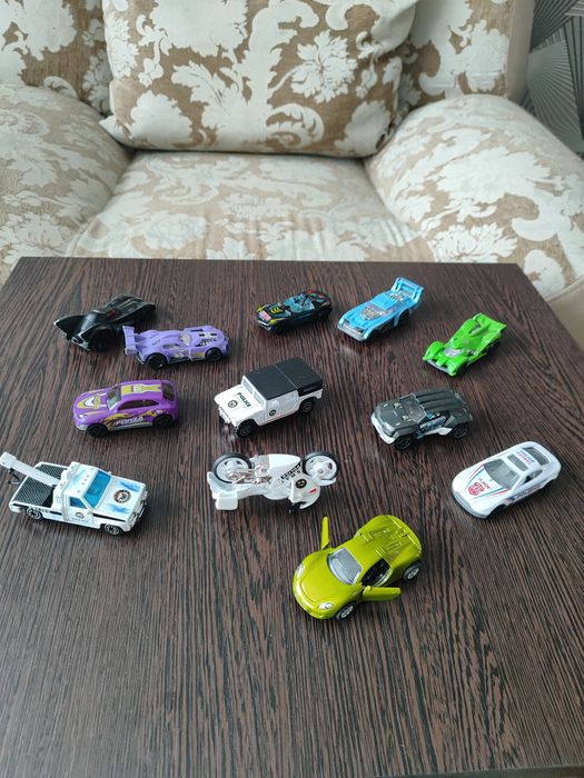 Продаю машинки.       .