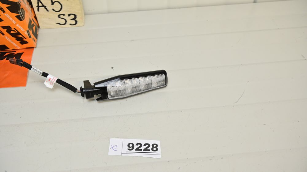 KTM 1390 Super Duke R EVO 2024 Semnalizare dreapta fata