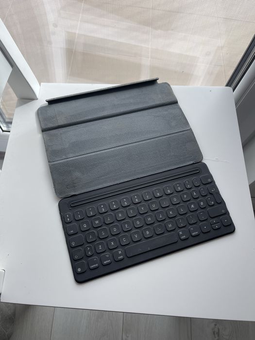 Husa cu tastatura apple • Ipad 10.5 inch
