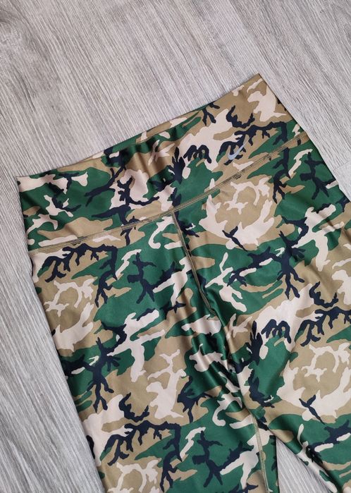 Дамски клин Nike size M камуфлажен в отлично състояние