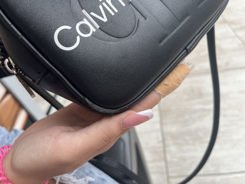 Чанта Calvin Klein с видими забележки