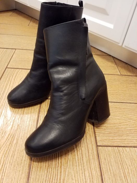 Botine Stradivarius mărime 40.
