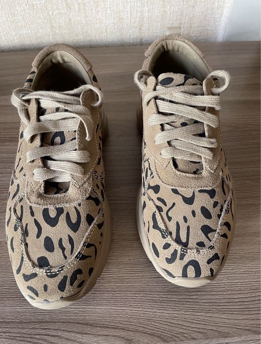 Продам новые кроссовки